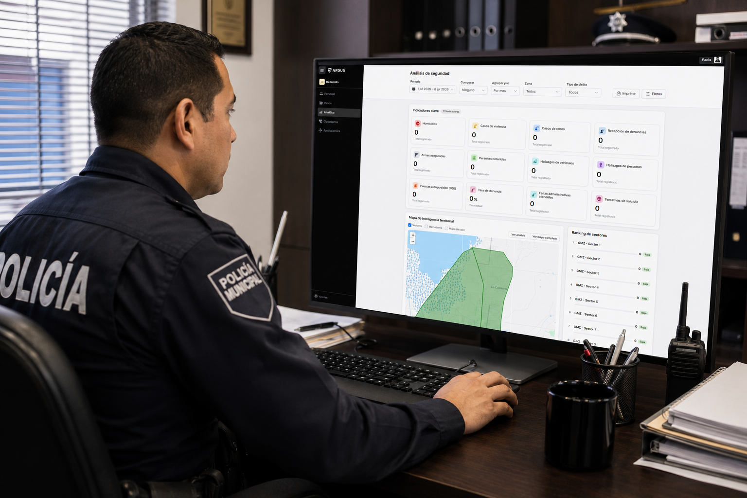 Comandante revisando el CompStat de ARGUS